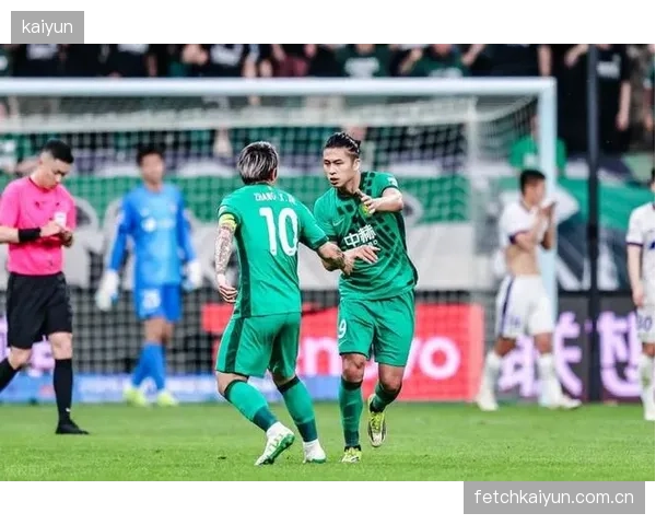 北京国安的张玉宁状态回暖，其全面的锋线数据使其成为本土最佳球员的热门人选。